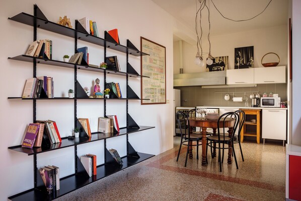 Departamento, balcón, vista a la ciudad | Área de sala de estar