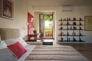 Departamento, balcón, vista a la ciudad | Área de sala de estar