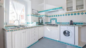 Frigorifero, forno, piano cottura, lavastoviglie