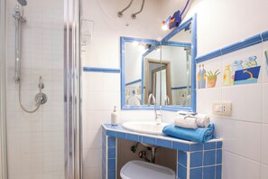 Shower, hair dryer, bidet, towels - Jade house facing the sea just a stone's throw from Rome (Ladispoli)
