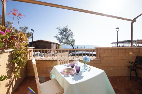 Outdoor dining - Jade house facing the sea just a stone's throw from Rome (Ladispoli)