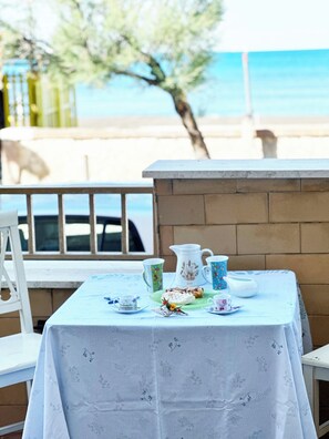Outdoor dining - Jade house facing the sea just a stone's throw from Rome (Ladispoli)