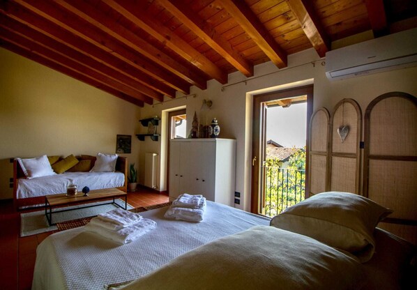 2 bedrooms, desk, WiFi, bed sheets - Enchanted place for those who want to find themselves garden and animals allowed (Soprazocco)