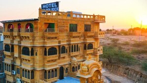 Ein mehrstöckiges Gebäude mit dem Schriftzug "HOTEL GOLDEN ROCK".