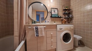 Bidet, savon, shampoing, papier toilette