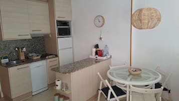 Réfrigérateur, micro-ondes, plaque de cuisson, lave-vaisselle