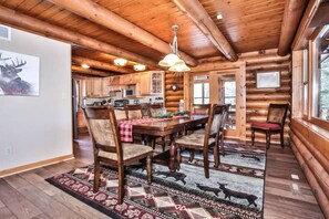 Dining - Sleeps 18 | Private Dock | 5 BR | 3BA | Kayaks (Saint Germain)