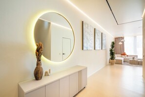 En 65-tommers smart-TV med kabel-kanaler samt Netflix