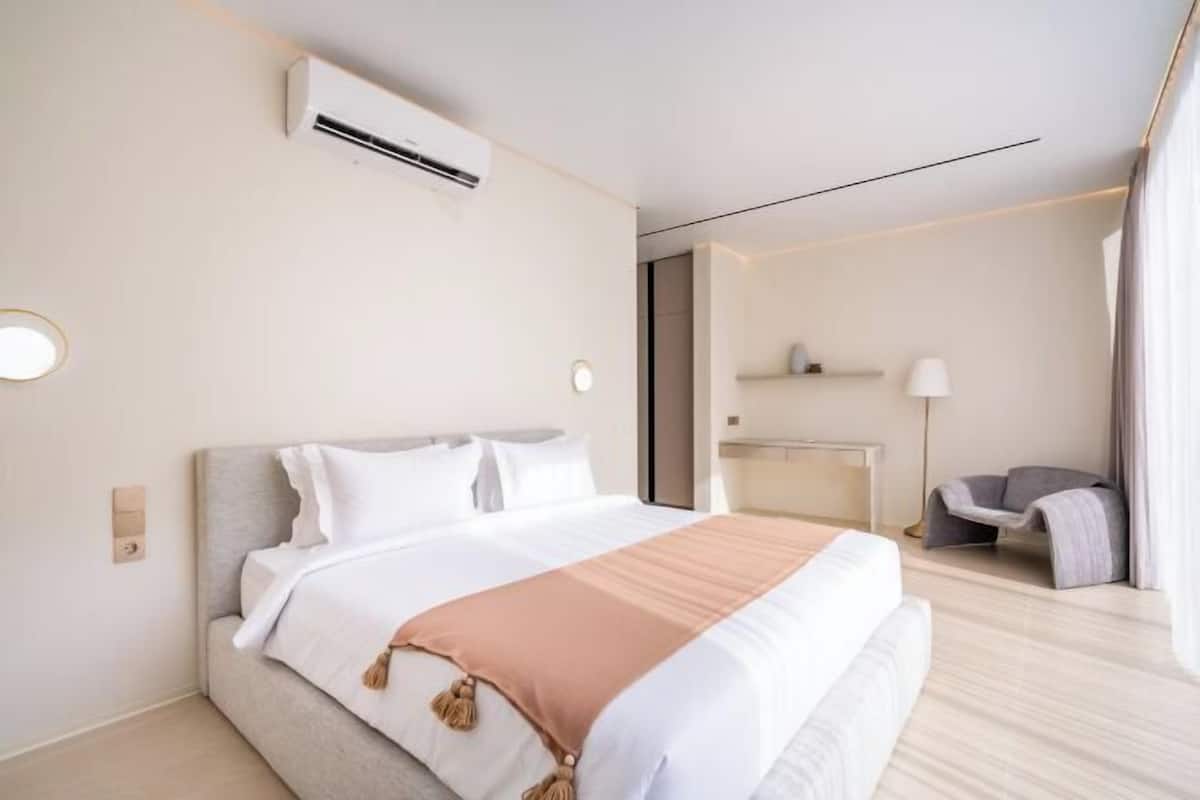 Hypo-allergenic bedding, in-room safe, desk, laptop workspace