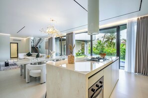 En 65-tommers smart-TV med kabel-kanaler samt Netflix