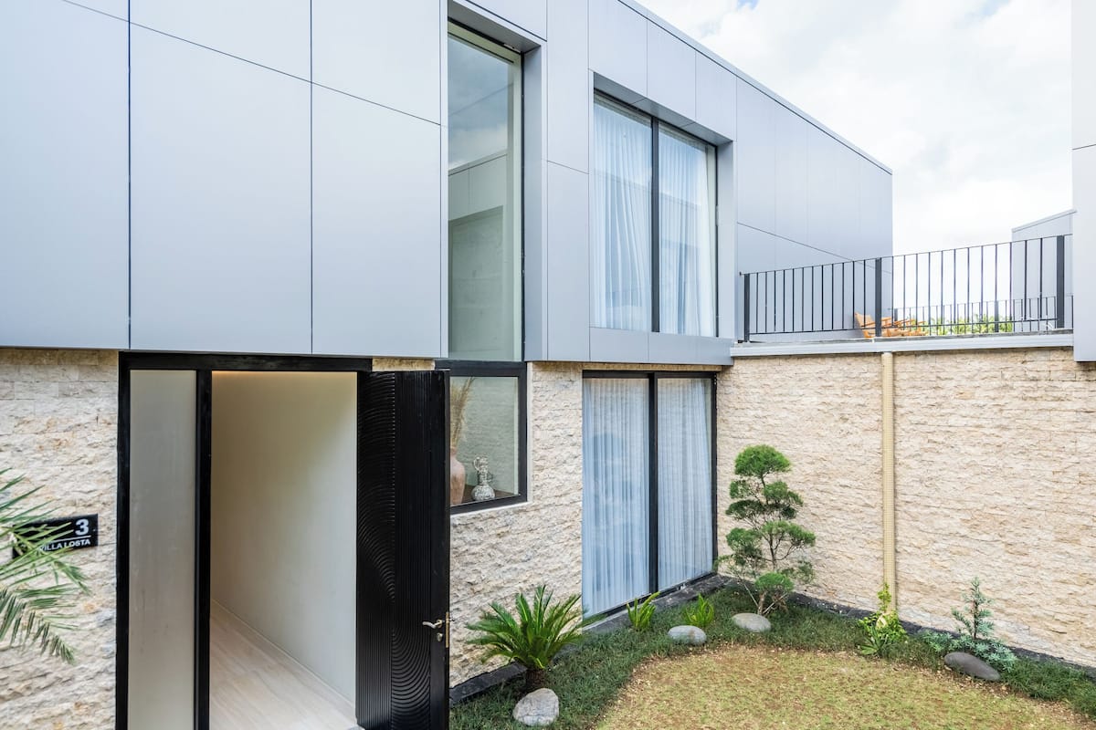 Literie hypoallergénique, coffres-forts dans les chambres, bureau
