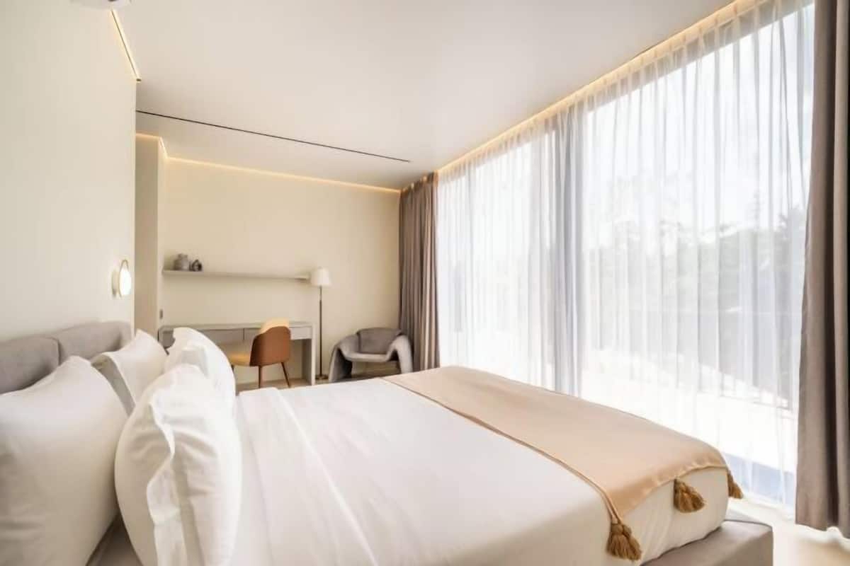 Hypo-allergenic bedding, in-room safe, desk, laptop workspace