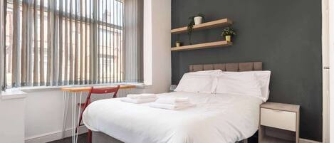 Escriptori, planxa i posts de planxar, wifi i roba de llit