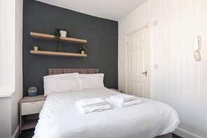 Desk, iron/ironing board, WiFi, bed sheets