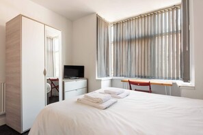 Desk, iron/ironing board, WiFi, bed sheets