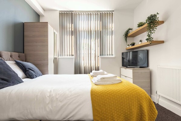 Een bureau, een strijkplank/strijkijzer, wifi, beddengoed