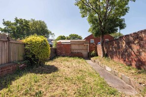 Property grounds - Cosy Room in Doncaster Shared House With Kitchen (Doncaster)