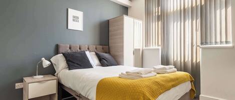 Desk, iron/ironing board, WiFi, bed sheets