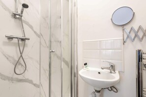 Dusche, Haartrockner, Handtücher, Shampoo