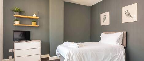 Skrivebord, strykejern/-brett, wi-fi og sengetøy