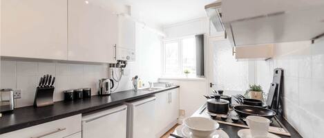 Kjøleskap, mikrobølgeovn, ovn og kokeplater