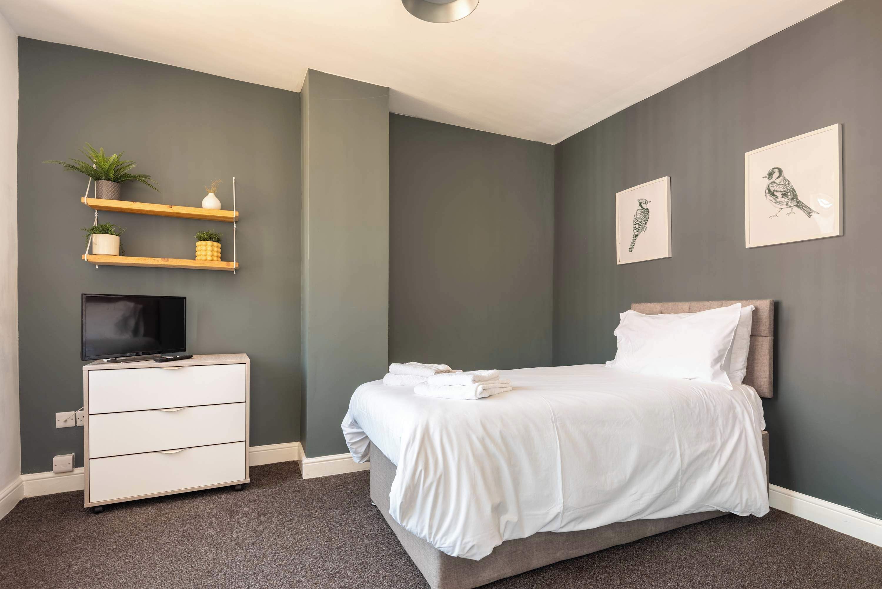 Desk, iron/ironing board, WiFi, bed sheets