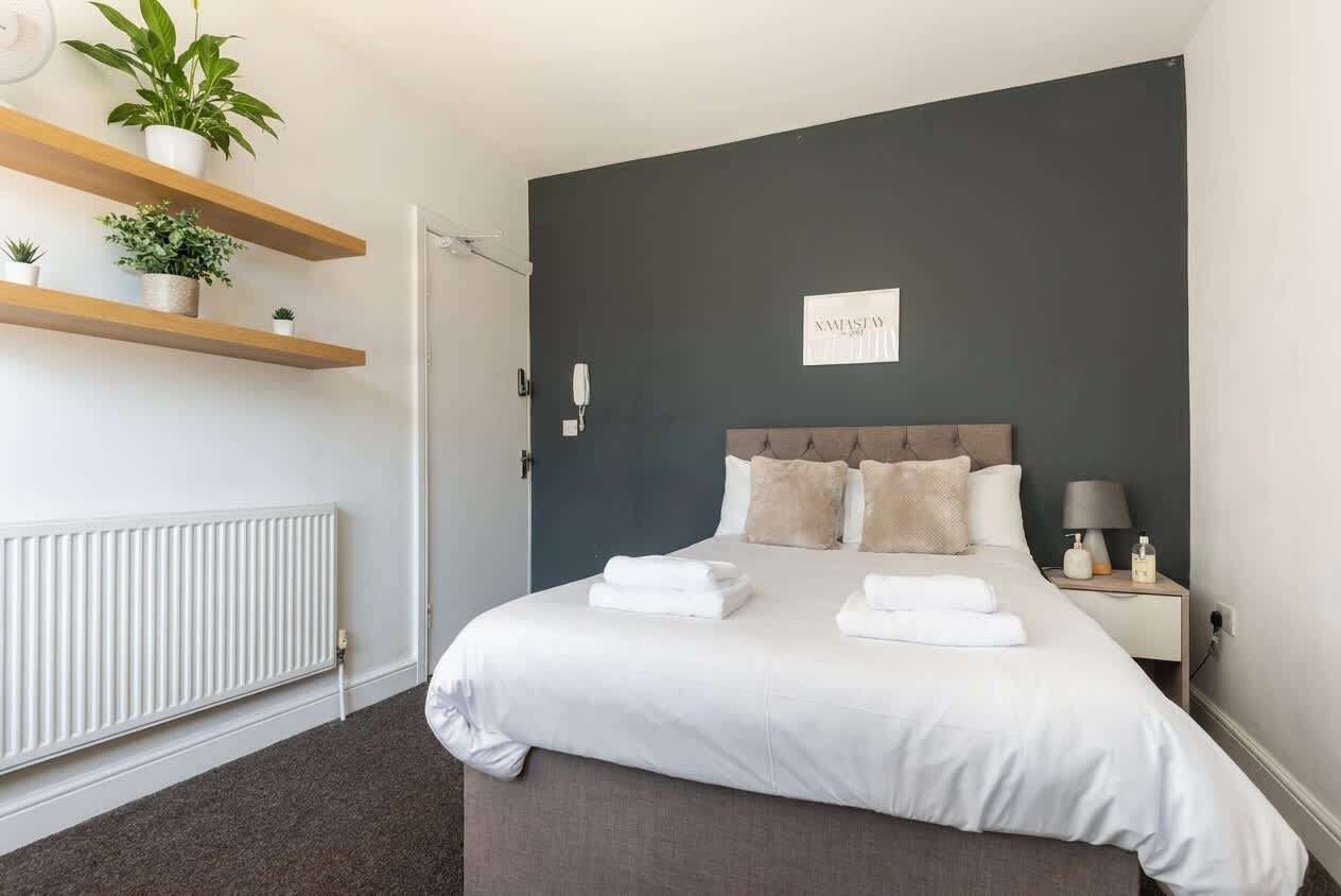 1 bedroom, desk, iron/ironing board, WiFi