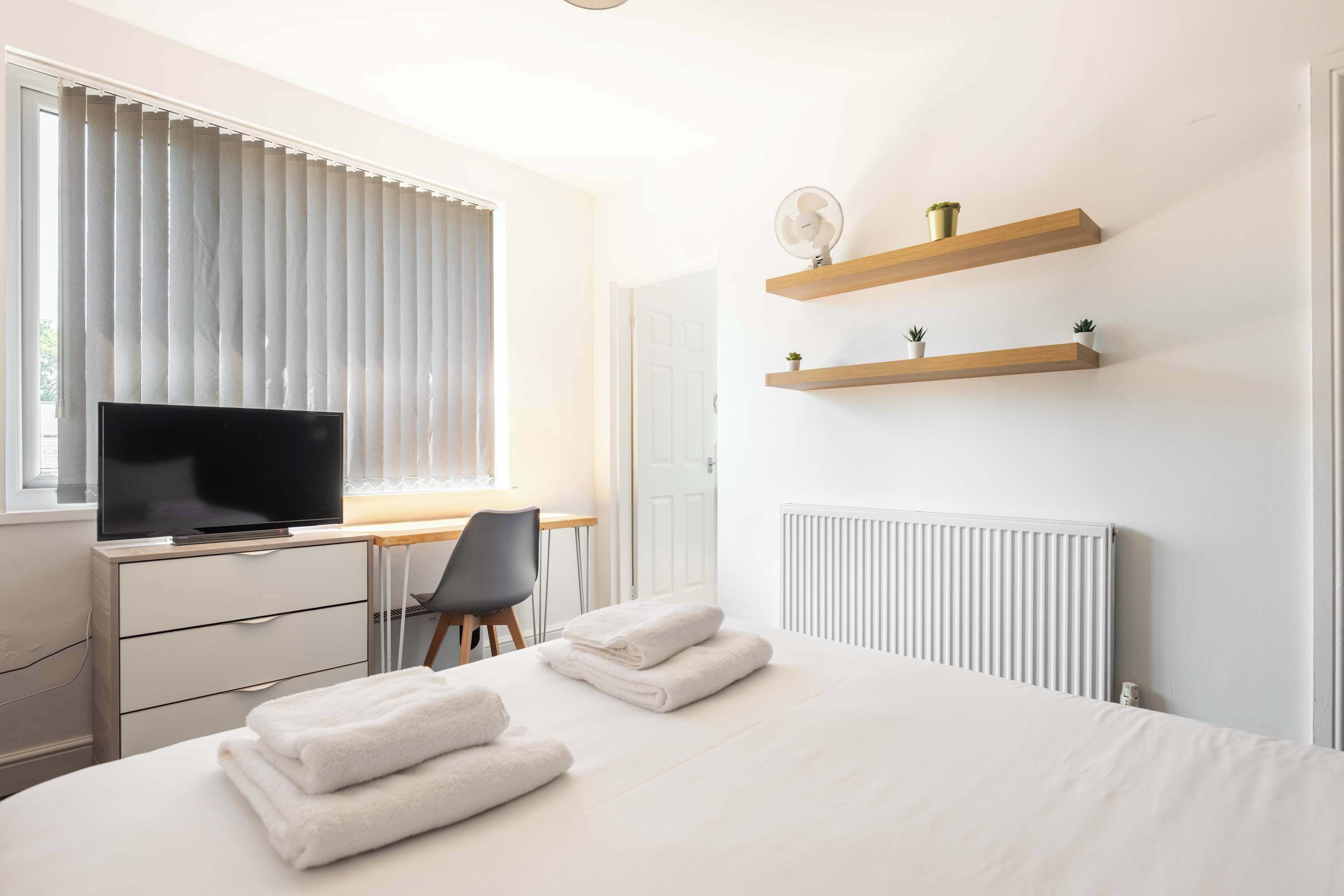 1 bedroom, desk, iron/ironing board, WiFi