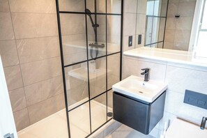 Douche, sèche-cheveux, serviettes fournies