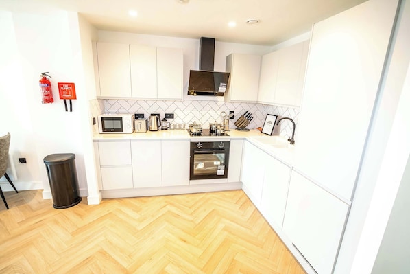 Refrigerador, microondas, horno, placa de cocina