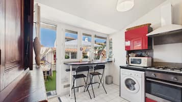 Een koelkast, een microgolfoven, een oven, een vaatwasser