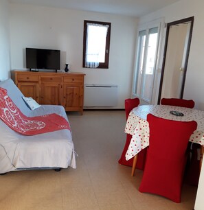 Interior - 15mm from the sea, T2 in residence with swimming pool (June to Sept), tennis court & parking lot (Fleury)