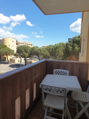 Outdoor dining - 15mm from the sea, T2 in residence with swimming pool (June to Sept), tennis court & parking lot (Fleury)