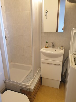 Shower, hair dryer, toilet paper - 15mm from the sea, T2 in residence with swimming pool (June to Sept), tennis court & parking lot (Fleury)