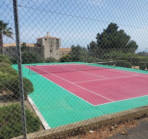 Sports court - 15mm from the sea, T2 in residence with swimming pool (June to Sept), tennis court & parking lot (Fleury)