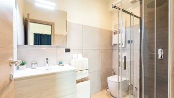 Standard-Doppelzimmer | Badezimmer | Haartrockner, Handtücher, Seife, Shampoo