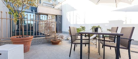 Deluxe dubbelrum - utsikt mot innergården | Terrass/Patio