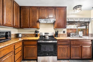 Frigorífico, microondas, horno y placa de cocina