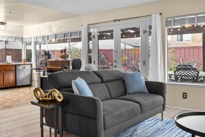 Una televisión, una chimenea