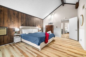 4 bedrooms, desk, iron/ironing board, free WiFi