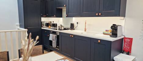 冷蔵庫、オーブン、トースター、調理器具と食器