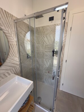 Een haardroger, een bidet, handdoeken, zeep