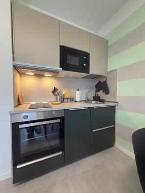 Réfrigérateur, four à micro-ondes, un four, surface de cuisson