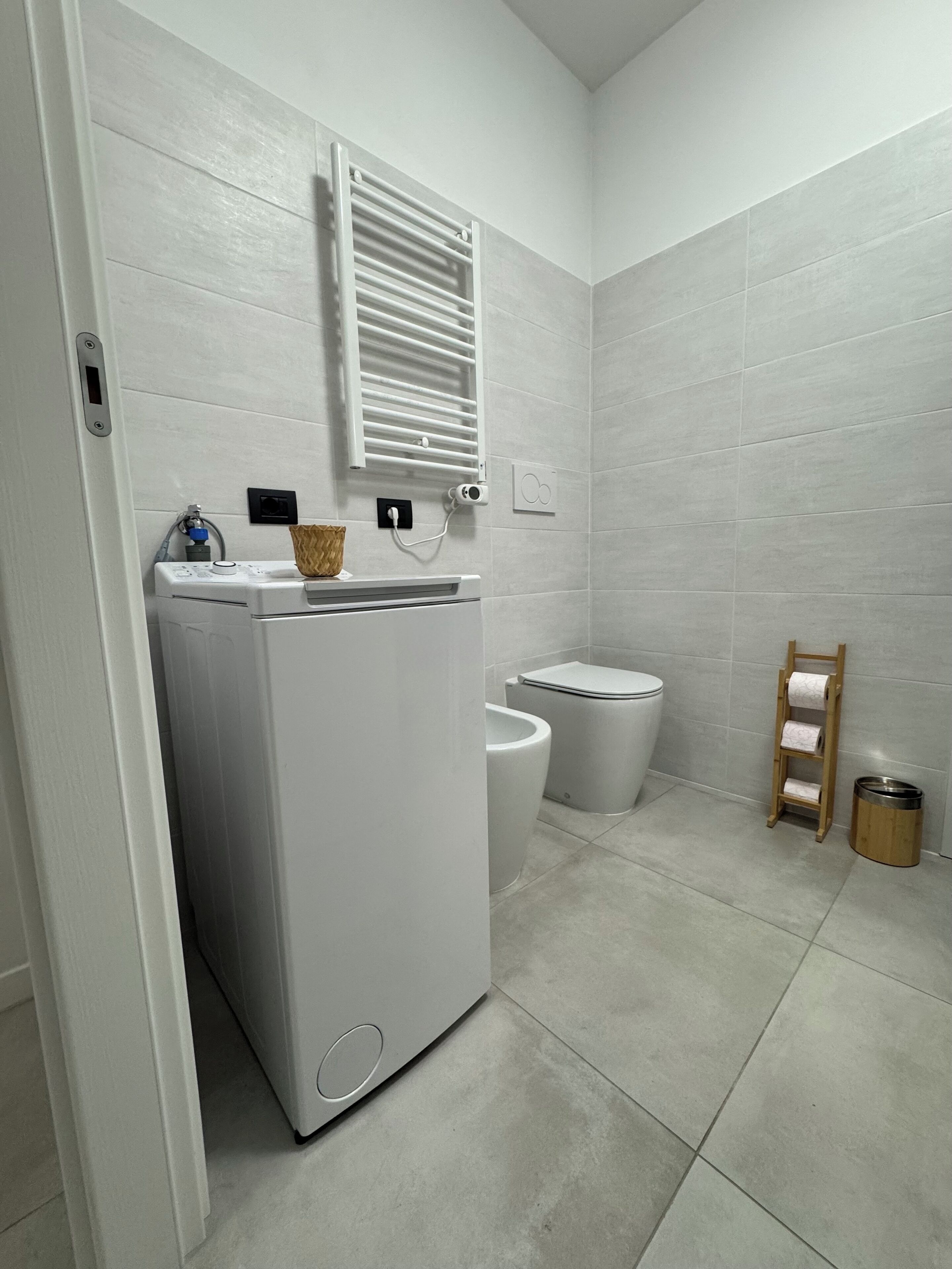 Asciugacapelli, bidet, asciugamani, sapone