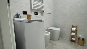 Asciugacapelli, bidet, asciugamani, sapone