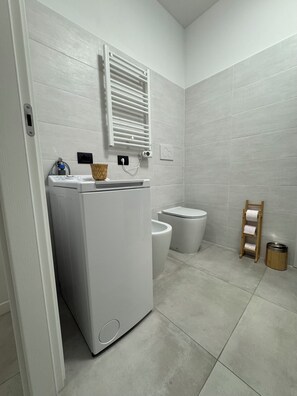 Asciugacapelli, bidet, asciugamani, sapone