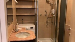 A bathroom with a sink, mirror, and shower. - Accomodo MIT51 Trivano Cenisio  (Milan)