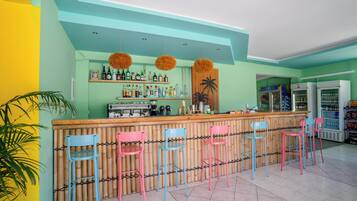 2 bar/lounge, bar a bordo piscina