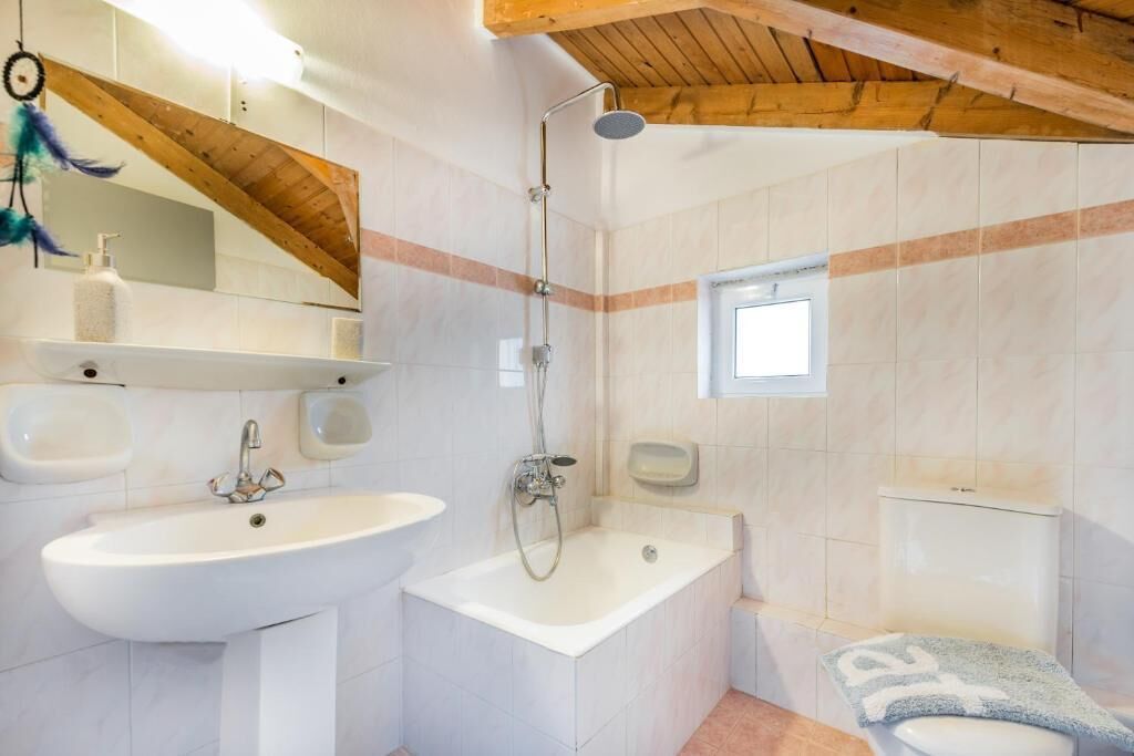 Un baño con lavamanos, bañera y retrete.