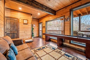 Smart-tv, een open haard en videospelletjes